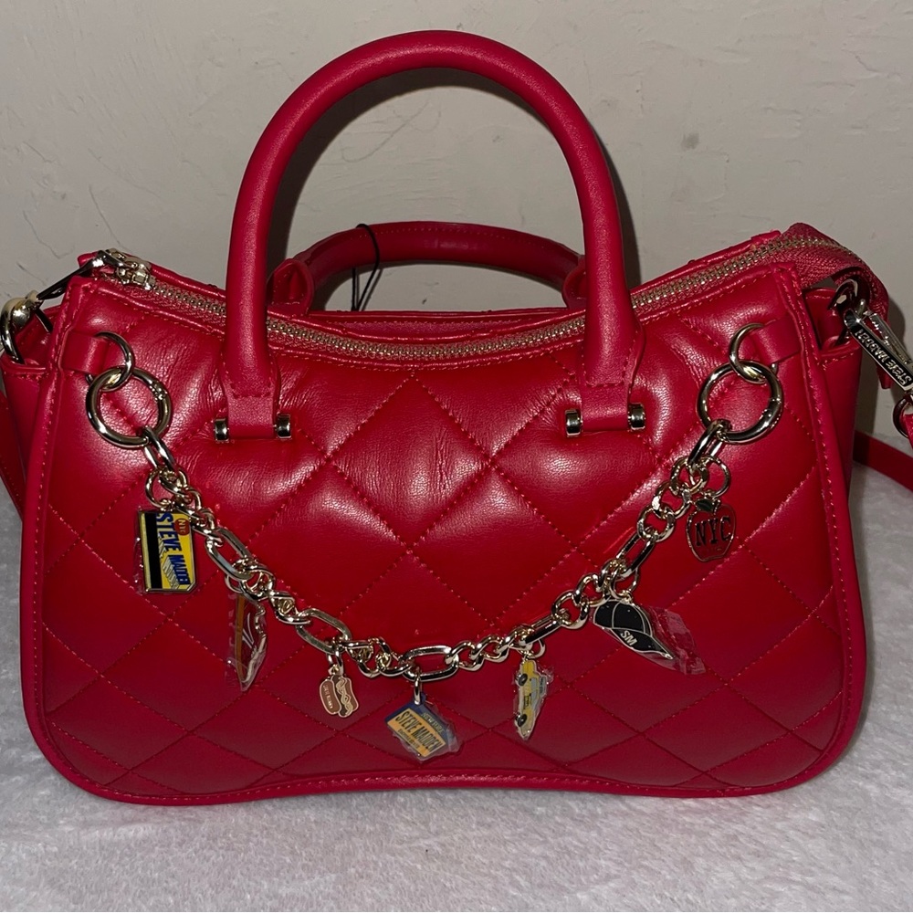 NWT Stunning Steve Madden Red Quilted Handbag w/ NYC theme charms & adj. strap - Picture 9 of 9